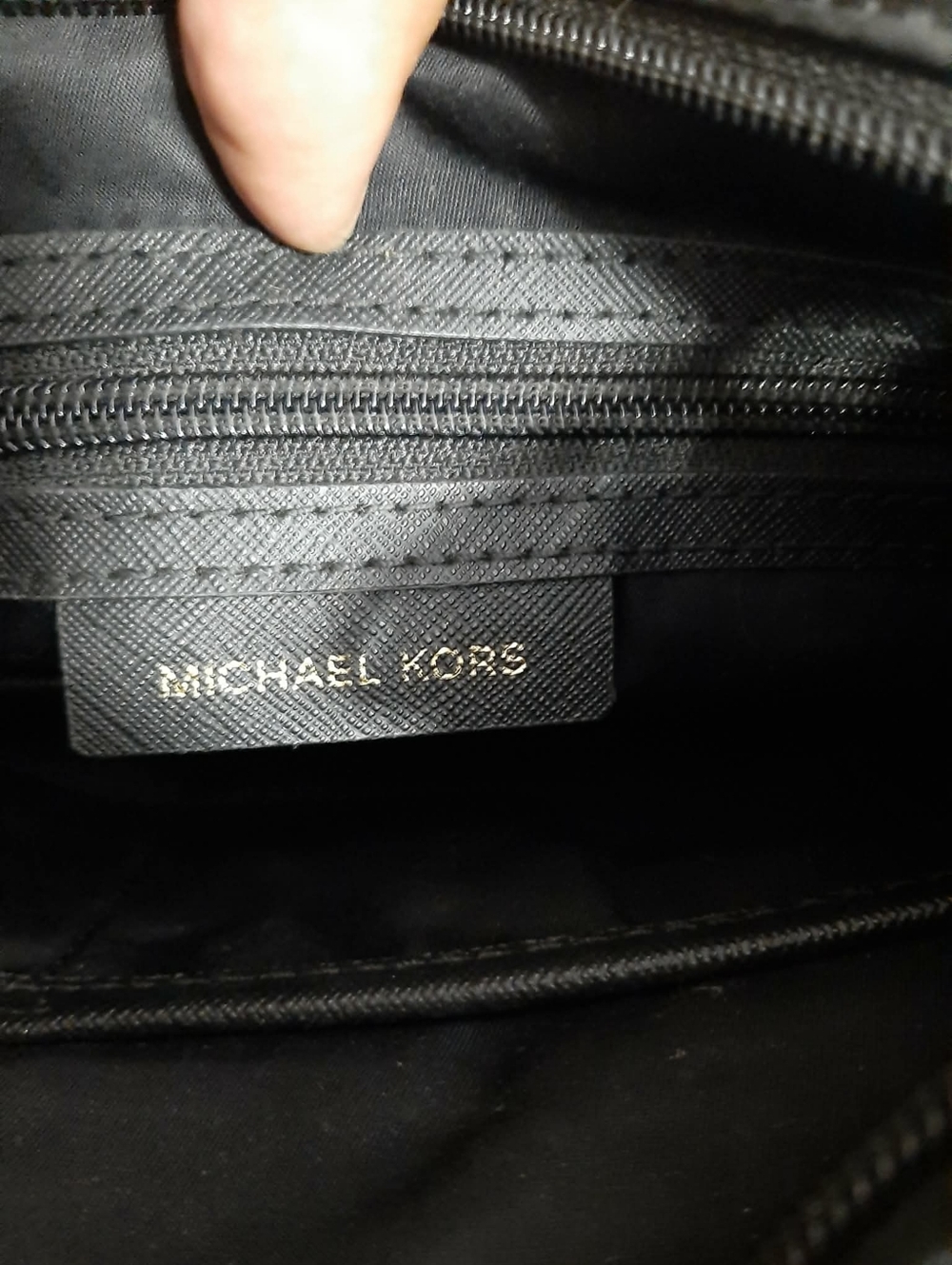 MICHAEL KORS "Kelsey" Large Black Nylon Crossbody Swingpack Bag w/ Gold Fixtures - Picture 5 of 10